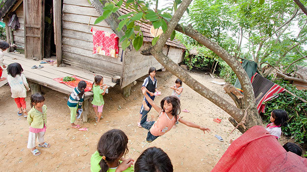 Đắk Lắk: Trẻ em ở buôn MLeng, xã Cư Mta, huyện M’Đrắk (Đắk Lắk) chơi trò nhảy dây trước hiên nhà - Ảnh: Tiến Thành