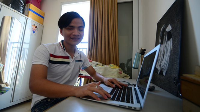 Nguyễn Thành Vinh cặm cụi tự học bên máy vi tính - Ảnh: Thanh Tùng