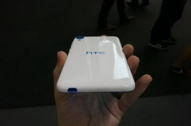 Mặt sau HTC Desire 820 với camera chính 13MP - Ảnh: PCAdvisor