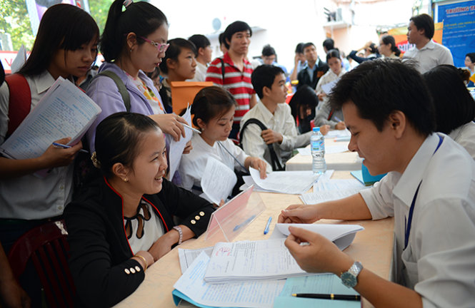 Rất đông bạn trẻ tìm việc làm tại chương trình “Tiếp sức người lao động” ở Nhà văn hóa Thanh niên TP.HCM - Ảnh: Quang Định