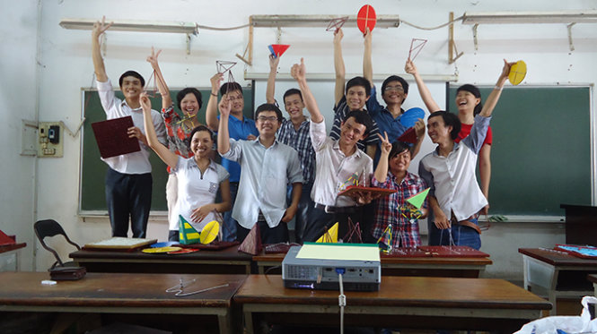 ThS Phan Nguyễn Ái Nhi (hàng sau, thứ hai từ trái) cùng các sinh viên lớp seminar sau buổi tổng kết tại Trường Phổ thông đặc biệt Nguyễn Đình Chiểu - Ảnh: Thành Lộc