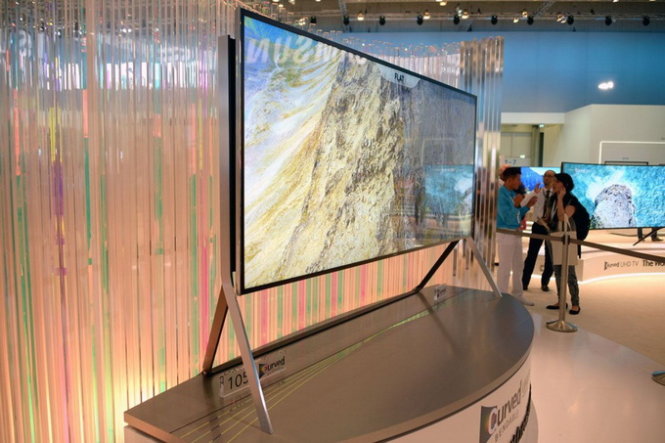 Tivi Samsung 4K màn hình cong đã chuyển sang dạng thẳng theo điều khiển tại IFA 2014 - Ảnh: Digital Trends