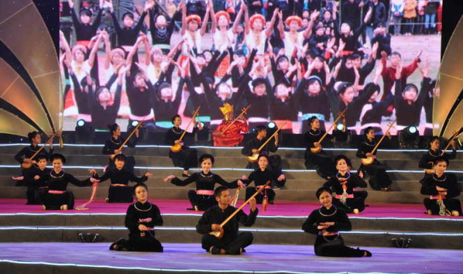 Tiết mục hát Then “Bụt hai loóc’ (Bụt giả vờ chết) tại Lễ hội thành Tuyên 2014 - Ảnh: Văn Lý