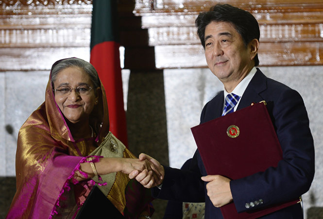 Thủ tướng Nhật Shinzo Abe hội kiến Thủ tướng Bangladesh Sheikh Hasina - Ảnh: AFP