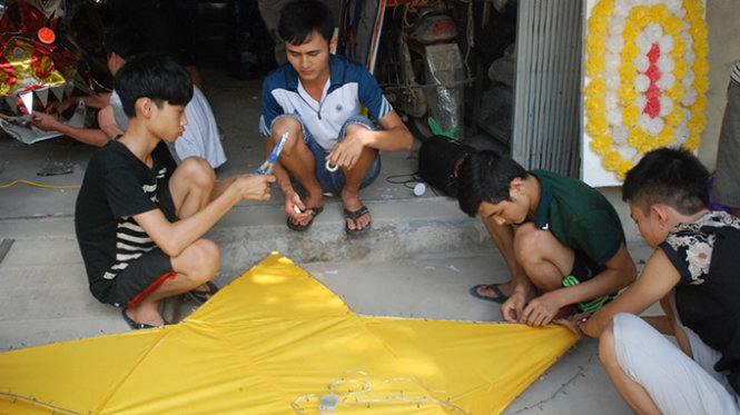 Trẻ em tất bật chuẩn bị ông sao cho đêm trung thu của mình - Ảnh: Kiều Linh 