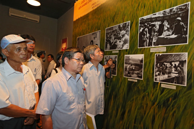 Công chúng hào hứng với  những hiện vật, hình ảnh về Cải cách ruộng đất  - Ảnh Việt Dũng