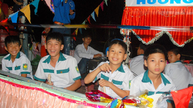 Trẻ em nông thôn hân hoan trong đêm trung thu - Ảnh: Kiều Linh 