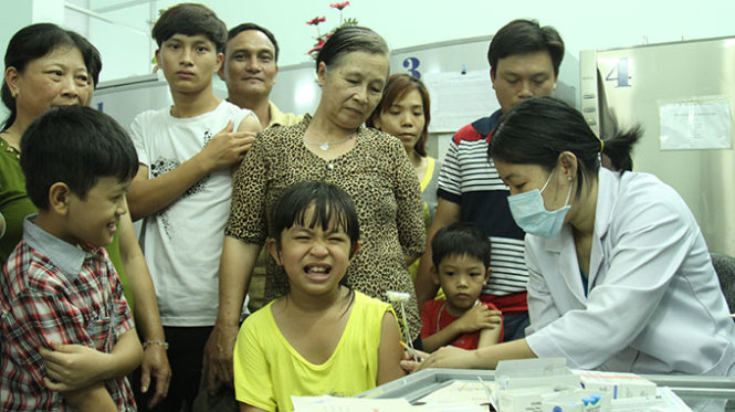 Tiêm ngừa sởi cho trẻ em tại Viện Pasteur TP.HCM trong tháng 4-2014 - Ảnh: Hữu Khoa
