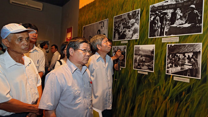 Phó chủ nhiệm Ủy ban Văn hóa, giáo dục, thanh niên, thiếu niên và nhi đồng của Quốc hội Lê Như Tiến (thứ hai từ phải) đến xem triển lãm Cải cách ruộng đất 1946 - 1957 - Ảnh: Việt Dũng