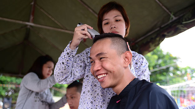 Tân binh Mai Quốc Hưng (20 tuổi, quận 4) hớt tóc chuẩn bị lên đường nhập ngũ tại hội trại tòng quân năm 2014 diễn ra sáng 9-9 ở sân vận động Khánh Hội, P.3, Q.4, TP.HCM - Ảnh: Hữu Khoa