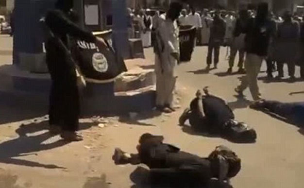 Hình ảnh thể hiện sự tàn bạo của chiến binh IS trong video clip phản tuyên truyền của Bộ Ngoại giao Mỹ. Video clip này đến nay đã có hơn nửa triệu lượt người xem trên YouTube - Ảnh chụp lại từ YouTube