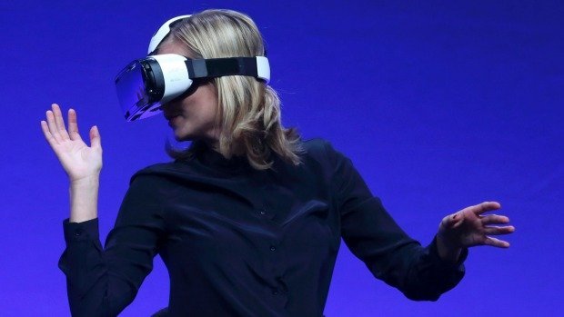 Báo giới công nghệ thử Gear VR tại sự kiện Samsung Unpack 2014 - Ảnh: Stuff