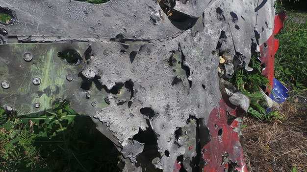 Một mảnh vỡ máy bay MH17 cho thấy máy bay bị các “vật thể năng lượng cao” xuyên thủng - Ảnh: DSB