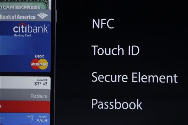 Giải pháp thanh toán di động Apple Pay, kết hợp cùng các công nghệ NFC, Secure Element, Touch ID và PassBook - Ảnh: CNET