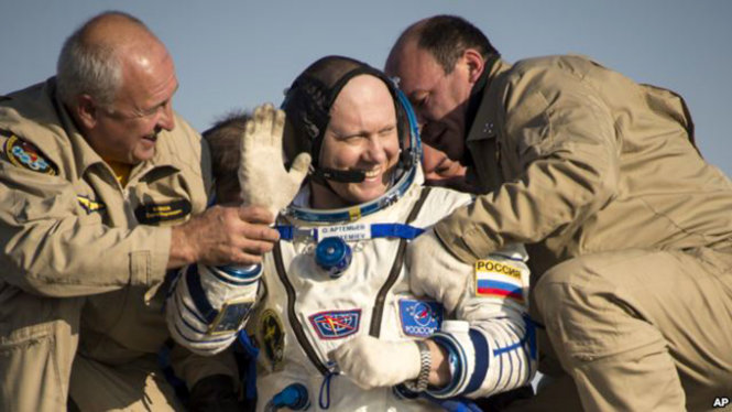 Phi hành đoàn Oleg Artemyev vẫy tay chào khi đáp xuống trái đất an toàn - Ảnh: LiveScience