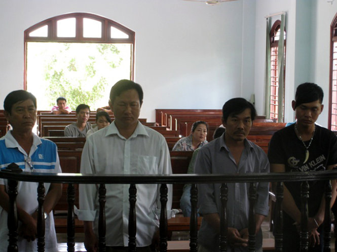 (Từ trái sang phải) các bị cáo Thám, Hiếu, Vàng và Tâm tại tòa