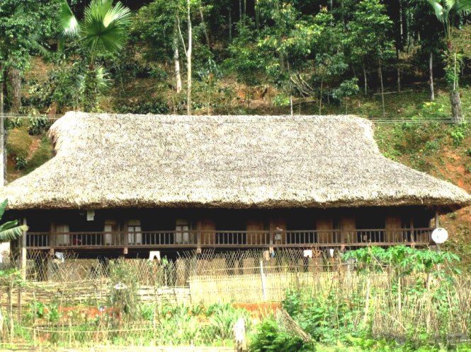 Những ngôi nhà sàn cổ dưới chân núi Khau A - Tuổi Trẻ Online
