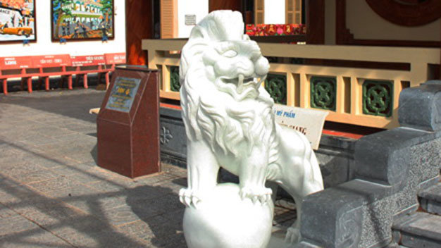 Hình dạng nanh vuốt dữ tợn của sư tử đá đặt trước nhà trưng bày Nguyễn Trung Trực - Ảnh: K.Nam