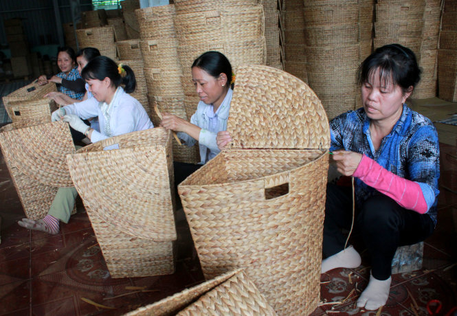 Các xã viên Hợp tác xã Hiệp Lực (Đồng Nai) hoàn tất sản xuất thùng giặt xuất khẩu qua Đức - Ảnh: Lê Sơn