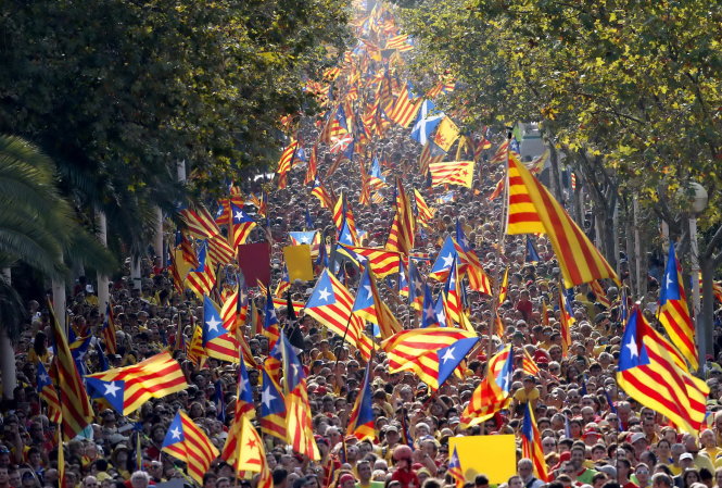 Tới 1,8 triệu người Catalonia đổ ra đường phố Barcelona hôm 11-9 đòi độc lập - Ảnh: Reuters