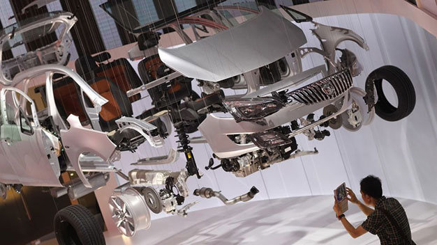 Khách tham quan chụp hình các bộ phận của mẫu xe Buick trưng bày ở triển lãm xe hơi quốc tế Bắc Kinh vào tháng 4-2014. Doanh nghiệp nước ngoài rất sợ nạn ăn cắp bản quyền tại Trung Quốc - Ảnh: AFP 