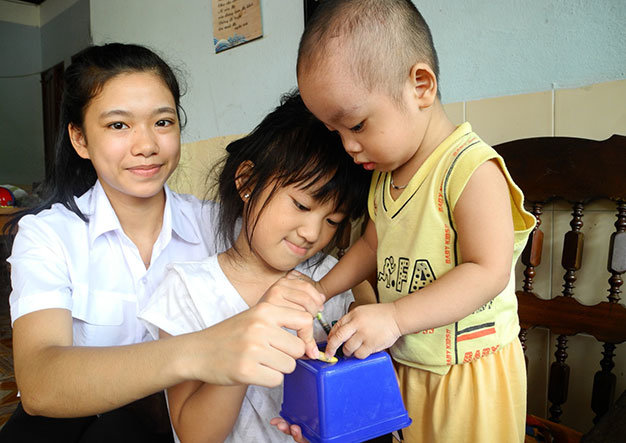 Đỗ Quỳnh Hương chơi cùng các cháu, con của người chị cùng nhà Hoa Sen, làng SOS - Ảnh: Đức Hiếu
