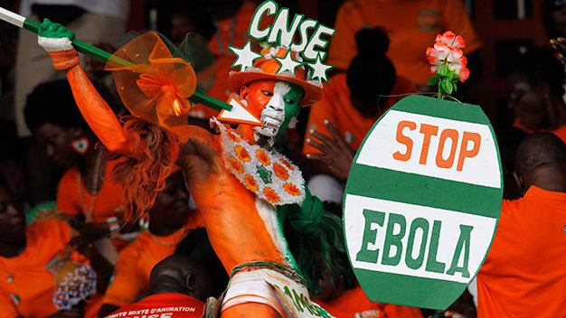 Cách biểu hiện chống Ebola của người hâm mộ bóng đá Bờ Biển Ngà trong trận đấu giữa Bờ Biển Ngà và Sierra Leone ngày 6-9 - Ảnh: Reuters