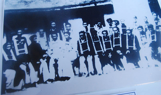 Cụ Huỳnh Thúc Kháng cùng một số sĩ phu bị tra gông, chờ chuyển đi Côn Đảo sau cuộc biến 1908 - Ảnh: tư liệu nhà lưu niệm Huỳnh Thúc Kháng