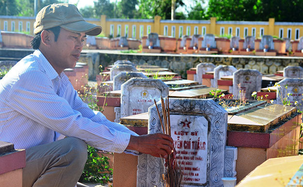Anh Hà tự nguyện chăm sóc hơn 1.000 ngôi mộ ở nghĩa trang liệt sĩ - Ảnh: Lê Trung