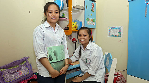 Chị em Tơ - Lụa háo hức chờ ngày chính thức trở thành tân sinh viên - Ảnh: Việt Dũng
