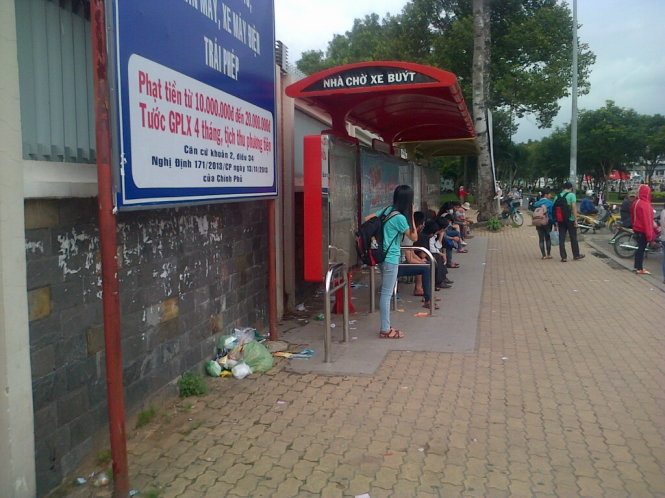 Nhà chờ xe buýt trước cổng Trường ĐH Sư phạm kỹ thuật (P.Linh Chiểu, Q.Thủ Đức, TP.HCM) đầy rác - Ảnh: T.B.