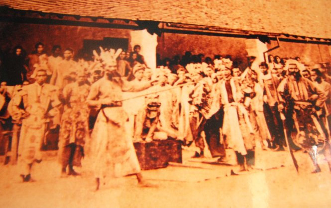 Cụ Phan Châu Trinh (đứng hàng đầu, cầm thương) đóng vai Thi Sách trong vở tuồng Trưng Vương bình ngũ lãnh, diễn tại Côn Đảo tết 1910 - Ảnh: tư liệu nhà lưu niệm Phan Châu Trinh