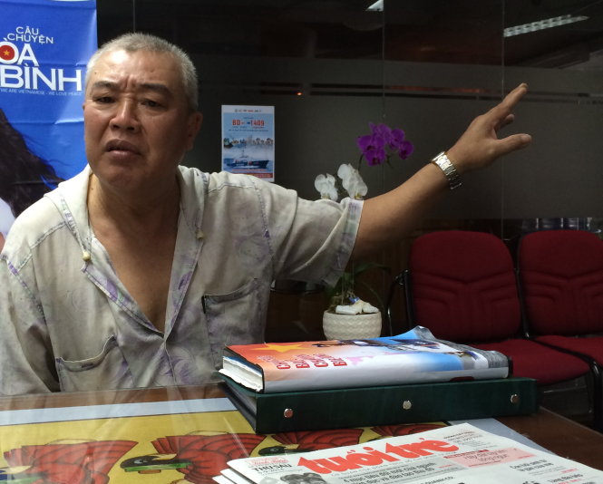 Đọc xong bài báo Nồi cơm thầy Hiếu (TT 1/9/14) anh Lý chạy xe ôm ở vòng xoay Phú Lâm, quận 6 cảm động không cầm lòng được, lập tức lấy xe máy chạy thẳng một mạch mong đến Trường tiểu học Đăng Hà, xã Đăng Hà, huyện Bù Đăng, tỉnh Bình Phước để mong bắt tay với các thầy cô. Anh rưng rưng tâm đắc “quí cái tình, cái tâm nhà giáo đã làm được việc thật ý nghĩa”. Tuy ở trọ trong căn phòng chỉ đủ trải cái chiếu, mưu sinh ban đêm kiếm sống khá chật vật nhưng nhân ngày 5/9 khai giảng, anh nhín 300.000 đồng nhờ báo Tuổi Trẻ chuyển đến cùng chung tay với các thầy cô. - Ảnh: MKA