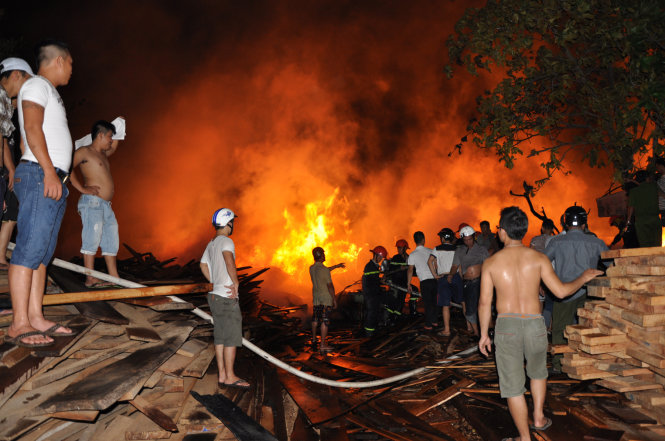 Lục lượng cứu hộ chữa cháy trong khuôn viên Công ty cổ phần Sách và thiết bị trường học Phú Yên - Ảnh: Ngô Xuân
