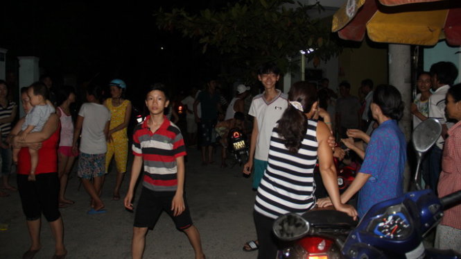 Hàng trăm người dân bao vây nhà bà Nguyễn Thị Lan để tạo áp lực không cho công an đưa cháu Tiến ra khỏi nhà- Ảnh: TRƯỜNG TRUNG.