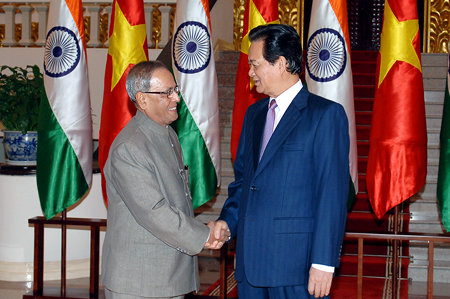 Thủ tướng Nguyễn Tấn Dũng tiếp thân mật Tổng thống Ấn Độ Pranab Mukherjee tại Văn phòng Thủ tướng - Ảnh: Chinhphu.vn