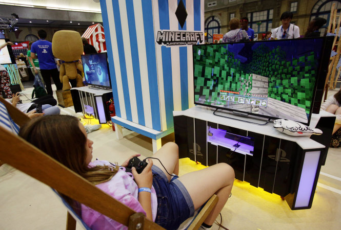 Một khách tham quan chơi game Minecraft tại London, Anh - Ảnh: Bloomberg / PA Photo