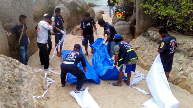 Cảnh sát di dời thi thể hai nạn nhân người Anh trên bãi biển - Ảnh: AFP