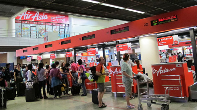Theo báo Wall Street Journal, Hãng hàng không Air Asia đang tự tin kiếm lời trong năm nay nhờ nhu cầu đi lại từ Malaysia tăng 33%, giá vé đang tăng lên và hãng đối thủ Malaysia Airlines đang gặp khó khăn - Ảnh: T.Liêm