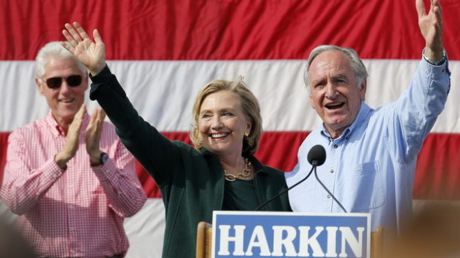 Bà Clinton (giữa) cùng chồng (trái) tham dự tiệc thịt nướng với cựu nghị sĩ Harkin - Ảnh: Reuters