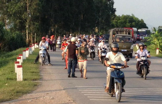 các học viên cai nghiện đang đi trên quốc lộ 10 hướng Hải Phòng – Quảng Ninh - Ảnh: Bá Quỳnh.