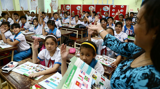 Học sinh chen chúc trong một tiết học tiếng Anh lớp 5 tại Trường tiểu học Nguyễn Thái Sơn, Q.3, TP.HCM - Ảnh: Như Hùng