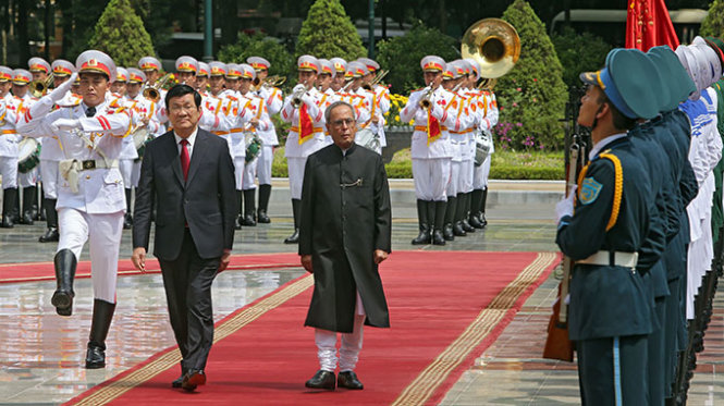 Chủ tịch nước Trương Tấn Sang (trái) và Tổng thống Ấn Độ Pranab Mukherjee duyệt đội danh dự vào sáng 15-9 - Ảnh: Việt Dũng