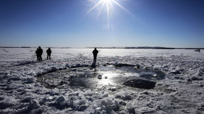 Một chiếc hố có đường kính 8m do mảnh vỡ thiên thạch rơi xuống Chelyabinsk tạo ra - Ảnh: RT