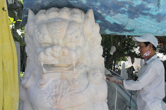 Sư tử đá được chế tác tại làng nghề đá Non Nước, Đà Nẵng - Ảnh: Hữu Khá