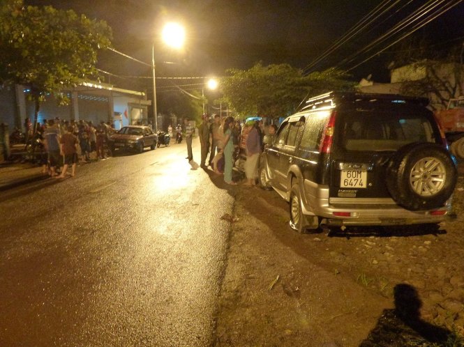 Chiếc xe Công ty Nguyễn Hoài Anh đang bị người dân xã Phú Lý,huyện Vĩnh Cửu bao vây - Ảnh: Đức Trong