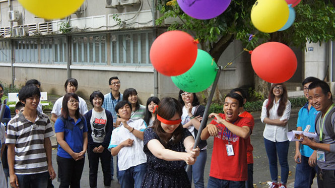 Các sinh viên Nhật Bản cùng sinh viên ĐH Bách khoa chơi trò bịt mắt đập bong bóng - biến thể của trò bịt mắt đập niêu của dân gian VN - Ảnh: Hải Thi