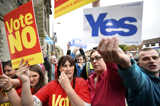 Người Scotland biểu tình ủng hộ và chống độc lập - Ảnh: Reuters