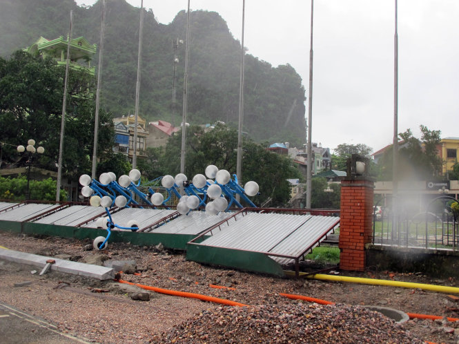 Tường rào và dàn đèn chiếu sáng tại Cung Lao động hữu nghị tại TP Hạ Long, tỉnh Quảng Ninh bị đổ rạp sau mưa bão - Ảnh: Thân Hoàng