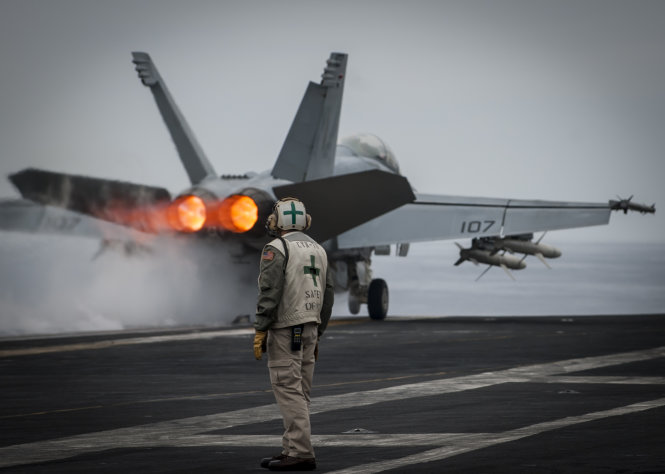Một máy bay chiến đấu F/A-18 Hornet cất cánh từ tàu sân bay Mỹ - Ảnh: US Navy